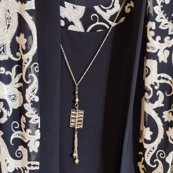 R&M Richards, Chic And Classic Black And White Paisley Blouse - Picture 4 of 7